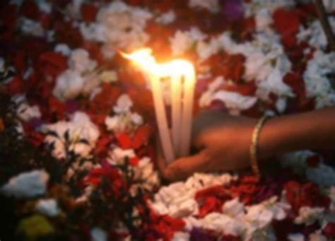 BULAKLAK AT KANDILA PARA SA PATAY .